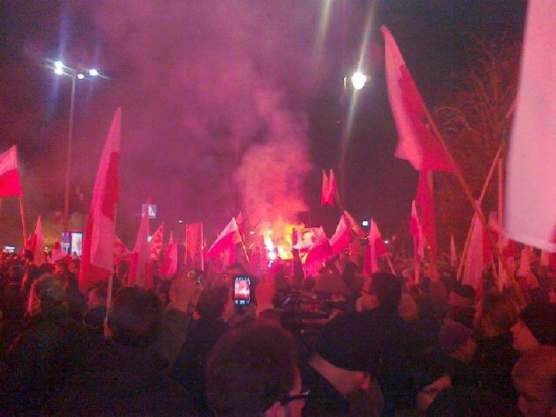 Niemieccy anarchiści atakowali ludzi z flagą biało - czerwoną