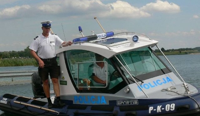  Po wodach Jeziora Tarnobrzeskiego policjanci poruszają się na nowoczesnych łodziach, którymi można szybko dojechać w miejsca trudno dostępne przy brzegu lub na otwartą przestrzeń akwenu Od czerwca  policjanci skontrolowali już  61 pojazd