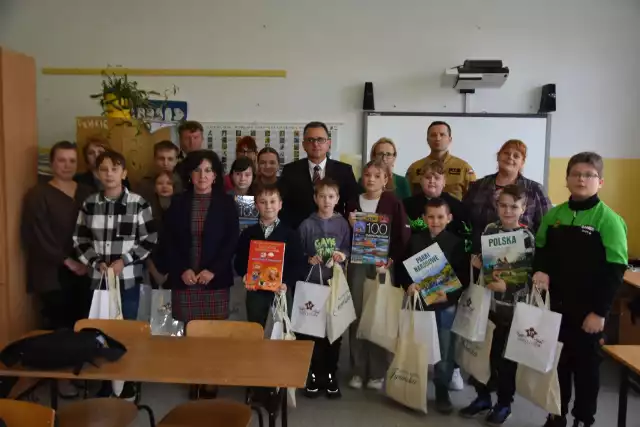 W Publicznej Szkole Podstawowej w Iwaniskach odbył się Ogólnopolski Turniej Wiedzy Pożarniczej pod hasłem „Młodzież zapobiega pożarom”