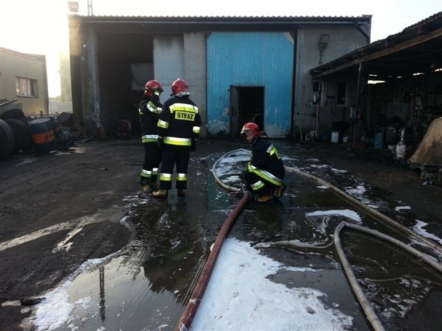 21 strażaków gasiło pożar warsztatu przy ulicy Składowej w Starachowicach.