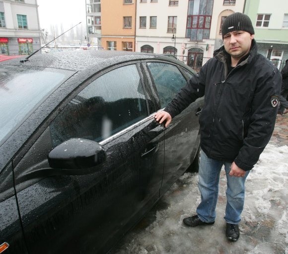 Dariusz Olbiński nie wie, dlaczego lakier w przednich drzwiach samochodu różni się odcieniem od reszty karoserii. Bemo Motors, które sprzedało mu auto, nie chce z nim rozmawiać. Sprawa prawdopodobnie skończy się w sądzie.