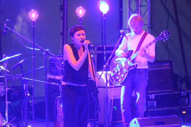 Natalia Przybysz podczas koncertu na Żywiec Miejskie Granie na Maltańskiej Scenie Muzycznej