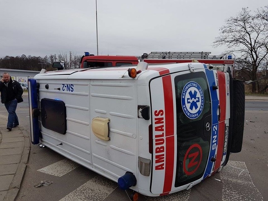 Wypadek na Paradnej przy ICZMP. Karetka pogotowia przewróciła się na bok [ZDJĘCIA,FILM]