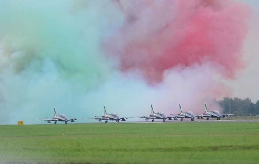 Air Show 2018 w Radomiu. Włoska grupa akrobacyjna Frecce Tricolori to mistrzostwo świata. Wykonali pokaz w skrajnie niekorzystnych warunkach
