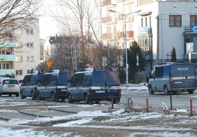 Na tyłach Urzędu Wojewódzkiego, gdzie odbywa się manifestacja zgromadzono znaczne siły policji.