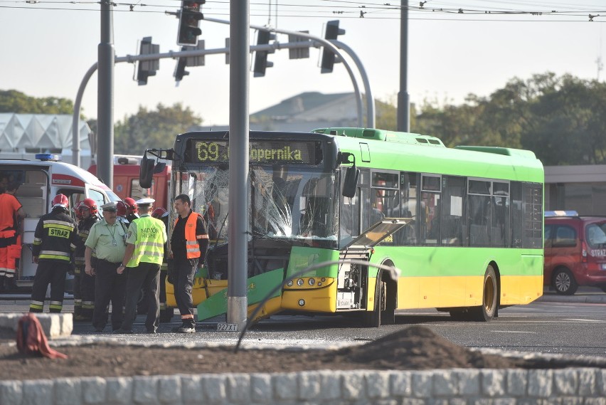 Kaponiera: Autobus MPK wjechał w słup