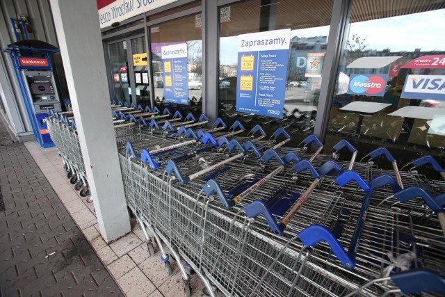 Sklepy zamknięte w niedziele 18.03. Dziś druga niedziela, kiedy obowiązuje zakaz handlu w niedziele i święta. Duże sklepy, galerie czy markety i dyskonty są zamknięte. Sa jednak wyjątki - sprawdź, gdzie zrobisz zakupy w niedzielę 13 marca. ZAKAZ HANDLU W NIEDZIELE I ŚWIĘTA, ZAKAZ HANDLU W NIEDZIELE KALENDARZ, ZAKAZ HANDLU W NIEDZIELE WYJĄTKI, GDZIE ZROBISZ ZAKUPY W NIEDZIELĘ 18.03.2018.