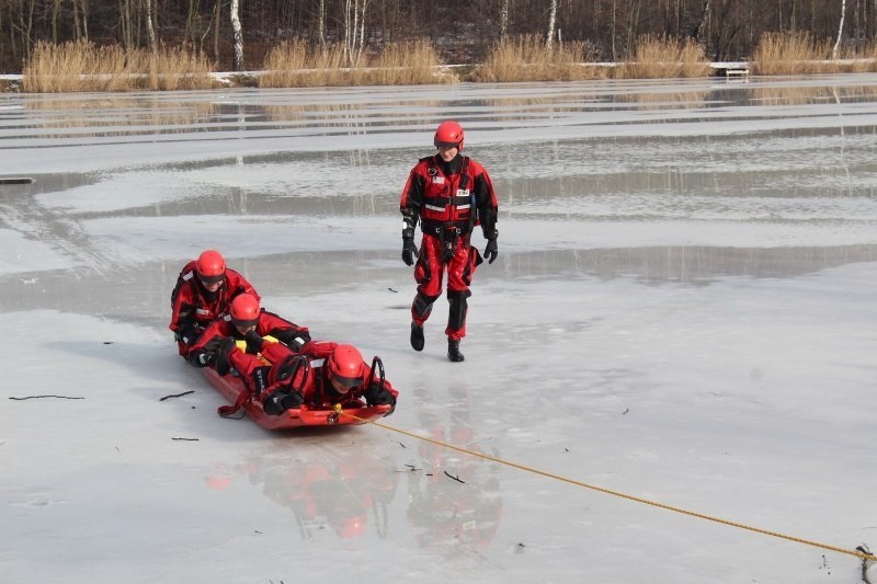 Ćwiczenia na lodzie strażaków z Żor...