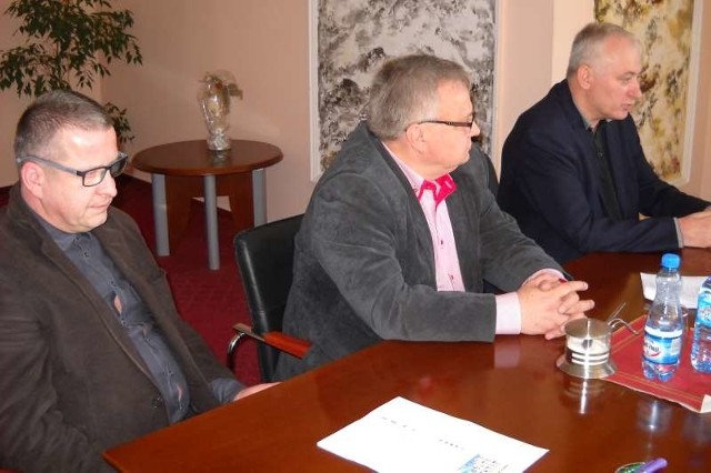 Zarząd PCM-u jeszcze, gdy prezesem był Anatol Majcher (z prawej). Obok wiceprezesi Paweł Krach (z lewej) i Jarosław Okrągły.
