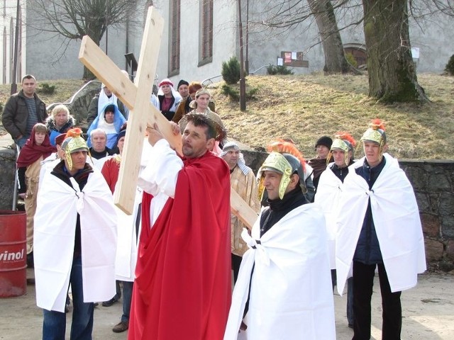 Próba do Misterium Męki Pańskiej. W rolę aktorów wcielili się pensjonariusze domów pomocy społecznej.