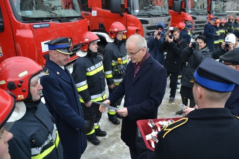 Nowe samochody strażackie otrzymały m.in. jednostki z...