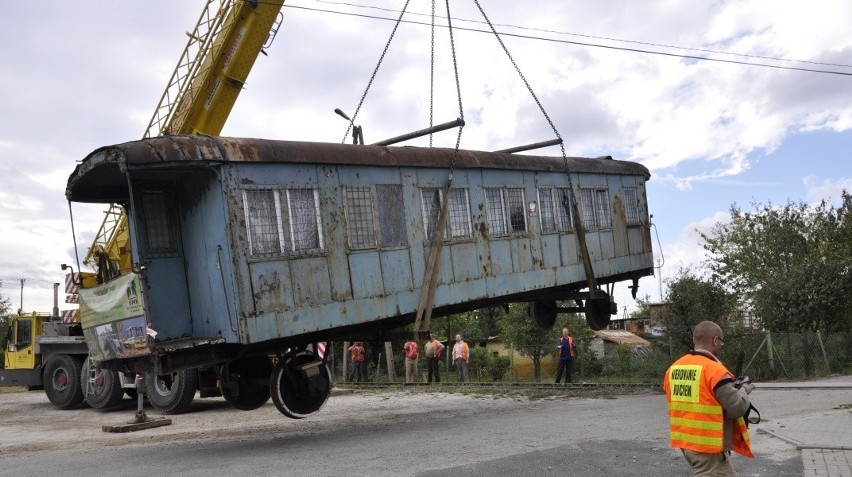 Zabytkowy wagon wywieziony z Wałbrzycha [ZDJĘCIA]