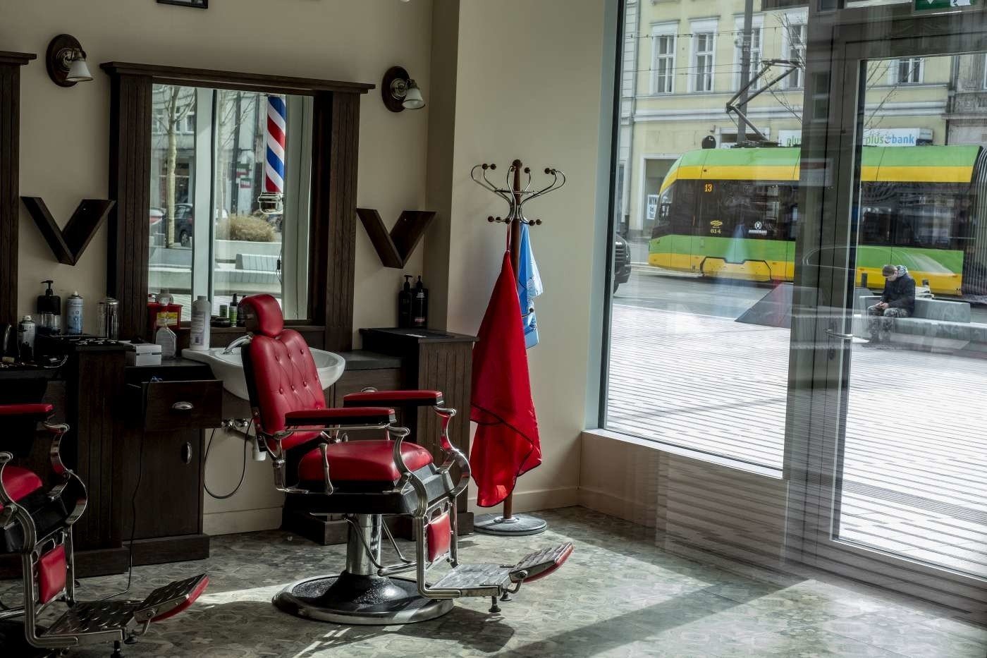 Koronawirus w Poznaniu: Z umówieniem wizyty u fryzjera czy kosmetyczki jest  kłopot. Nie pracuje także wielu dentystów | Głos Wielkopolski