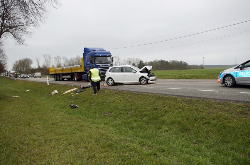 Kolizja drogowa z udziałem trzech samochodów na drodze krajowej nr 6 w Sąborzu [ZDJĘCIA]