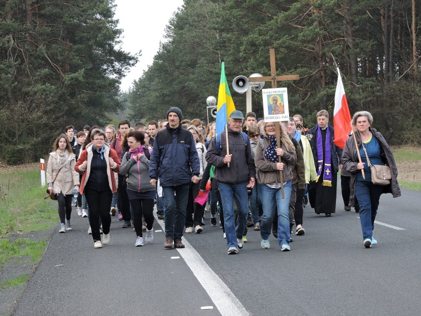 Pątnicy wyruszyli spod kościoła pw. Nawiedzenia NMP w...