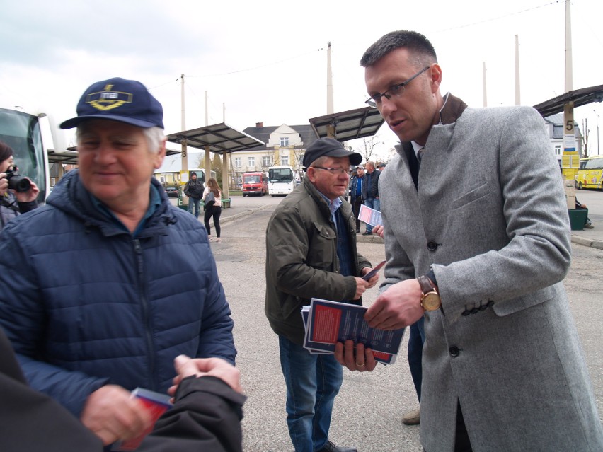 Ostrów Mazowiecka. Bus PiS odwiedził miasto. Przyjechali nim wicewojewoda Sylwester Dąbrowski i kierownik delegatury MUW Marcin Grabowski 