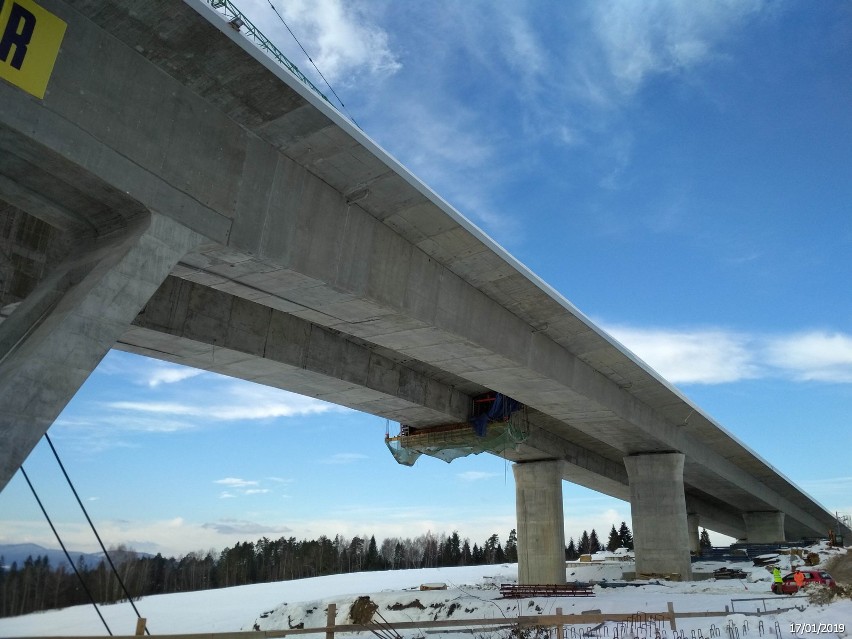 Budowa ekspresowej zakopianki: Drogowcy ukończyli najdłuższy wiadukt na trasie. Ma prawie kilometr [ZDJĘCIA]