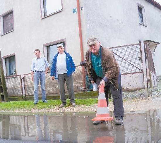 Antoni Suchy po każdym deszczu musi wystawić drogowy pachołek przed dom, który sprawia, że kierowcy omijają kałużę.