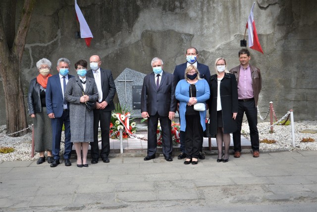 Po nabożeństwie, przedstawiciele władz miasta z burmistrz Aleksandrą Klubińską, radni miejscy i  powiatowi, przedstawiciele mieszkańców złożyli wiązanki kwiatów  przed Murem Pamięci w Koprzywnicy.