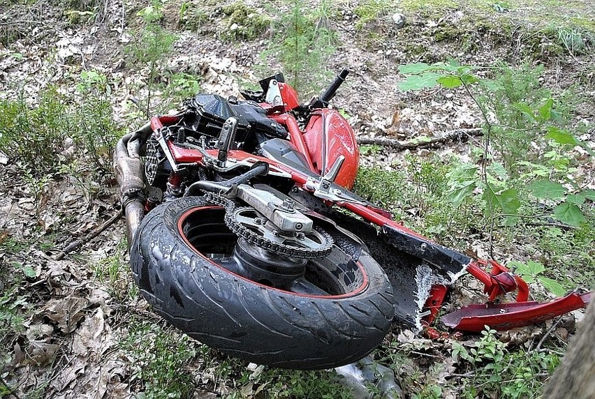 Kryłatka: Wypadek motocyklisty. Ciężko ranny poleciał śmigłowcem do szpitala (zdjęcia) 