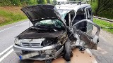 DK 75. W Kurowie zderzyły się dwa samochody. Ranny kierowca wycinany z wraku auta