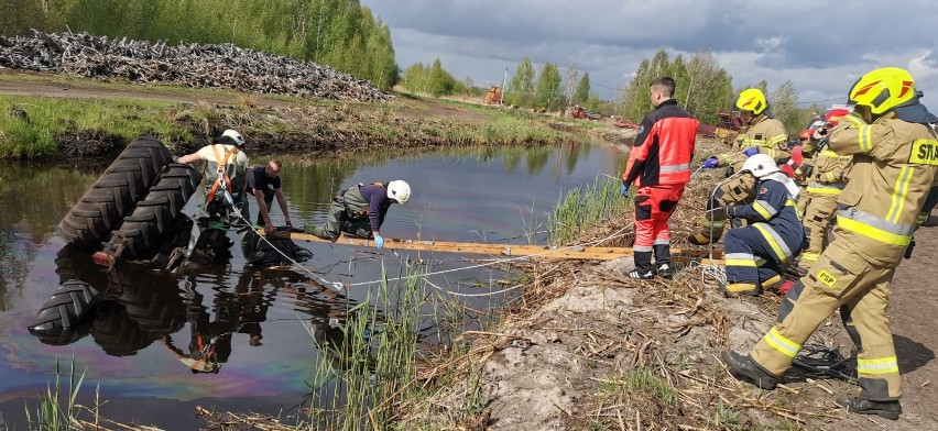 Gmina Kadzidło. Tragedia podczas prac polowych. Ciągnik wjechał do rowu, kierowca nie żyje. 14.05.2022. Zdjęcia