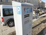 Polacy mieszkający za granicą nie płacą za parkowanie w Kielcach. Wykorzystują lukę prawną
