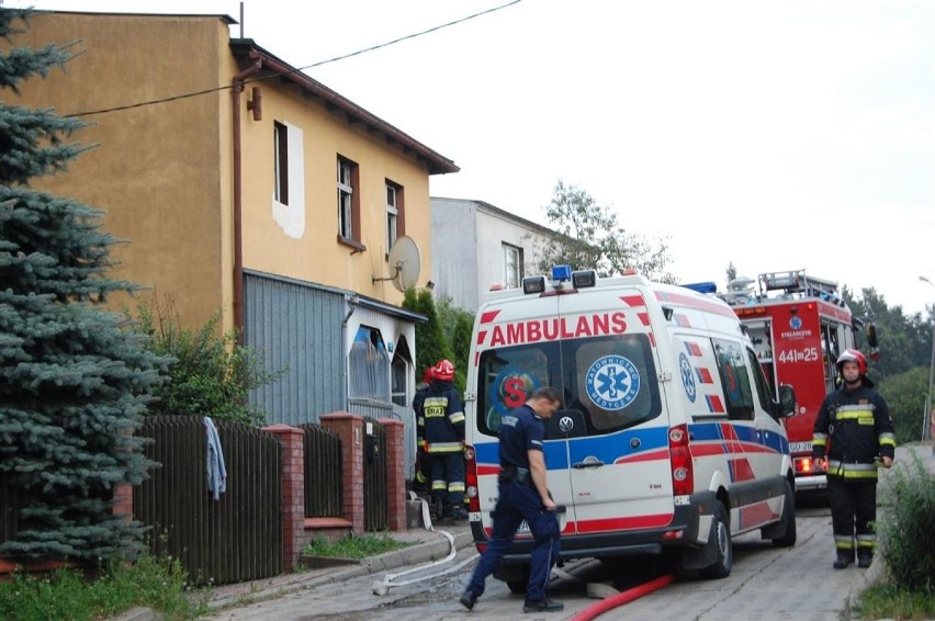 Pożar w domu w Kartuzach. Do szpitala trafiła starsza kobieta i jej wnuk [ZDJĘCIA]