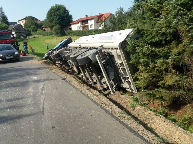 W zderzeniu samochodów ciężarowych w miejscowości Jabłonka, ucierpiał 30-letni kierowca.Do wypadku doszło wczoraj. Funkcjonariusze ustalili, że kierujący scanią nie dostosował prędkości do warunków na drodze. Podczas hamowania, naczepa ciężarówki wjechała na lewy pas jezdni uderzając w prawidłowo poruszający się ciągnik siodłowy. Uderzone volvo zjechało do przydrożnego rowu uszkadzając ogrodzenie prywatnej posesji. Podczas tego zdarzenia ucierpiał 30-latek kierujący volvo. Na miejscu została mu udzielona pomoc medyczna.54-latek kierujący scanią nie odniósł obrażeń. Za spowodowanie zagrożenia bezpieczeństwa w ruchu drogowym został ukarany mandatem.