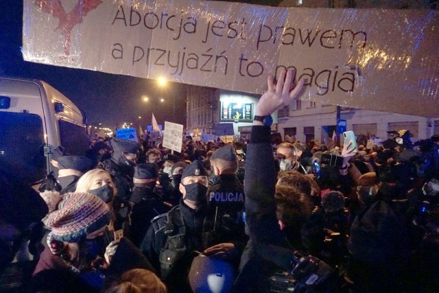 Do protestów ulicznych w Łodzi i innych miastach doszło po ogłoszeniu przez Trybunał Konstytucyjny decyzji w sprawie aborcji. Zobacz również:Ceny napojów i popularnych "małpek" szokują - pijesz... ale drożej! Coca-Cola teraz kosztuje krocieKiedy koniec nauki zdalnej? Rząd szykuje szkoły na powrót uczniów. Będą testy dla nauczycieli. Ostateczne decyzje w przyszłym tygodniu!Zagadka morderstwa w Parku na Zdrowiu. Czy zabójstwo kobiety w Łodzi ma związek ze śmiercią kobiety w Gdańsku? Co ustaliła policja?