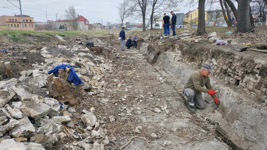 W Będzinie z rampy kolejowej przy ul. Sieleckiej wydobywane...