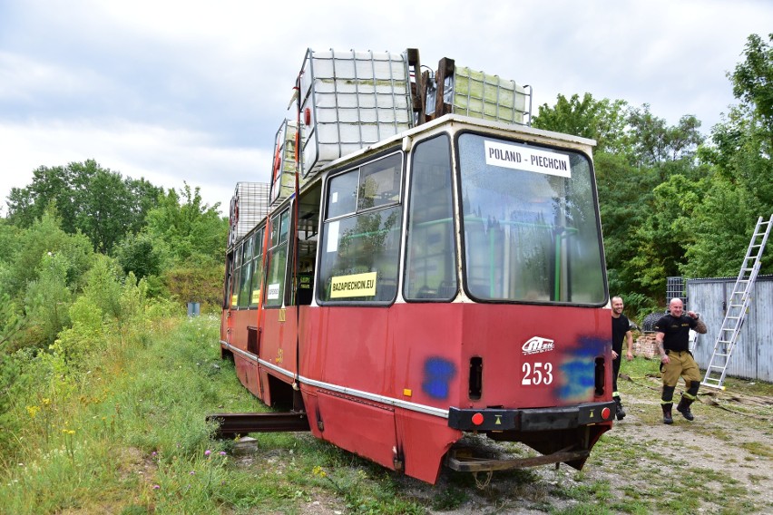 W Piechcinie zatopiono tramwaj Konstal 805, który przez 38...