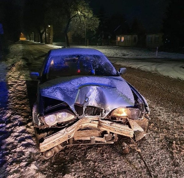 Kierowca tego bmw na widok policjantów wybiegł z auta i zaczął uciekać.