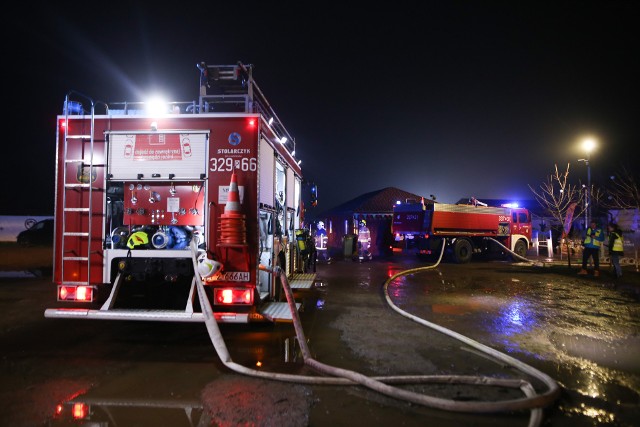 Około godziny 15.45 do straży pożarnej wpłynęło zawiadomienie o pożarze w Deli Parku w Trzebawiu. Na miejsce pojechały trzy zastępy straży pożarnej.Czytaj dalej -->