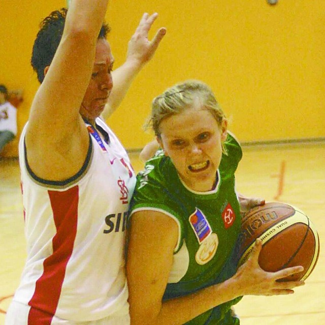 Eliza Gołumbiewska (z piłką) bardzo dobrze zagrała z Dudą.
