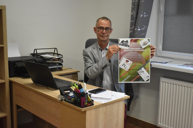 Wojciech Brodziński, dyrektor Gminnego Ośrodka Kultury i Sportu w Bobrowicach zachęca mieszkańców, aby brali udział w lokalnych wydarzeniach.