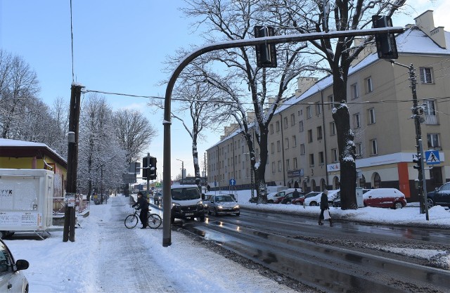 Ulica Dworcowa w Brzeszczach. To tutaj dzięki szybkiej reakcji i pomocy przygodnych świadków udało się uratować życie 66-letniego mieszkańca Jawiszowic, który dostał zawału