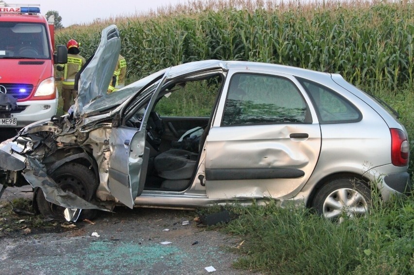 Poważny wypadek na trasie Starygród-Benice. Auto uderzyło w...
