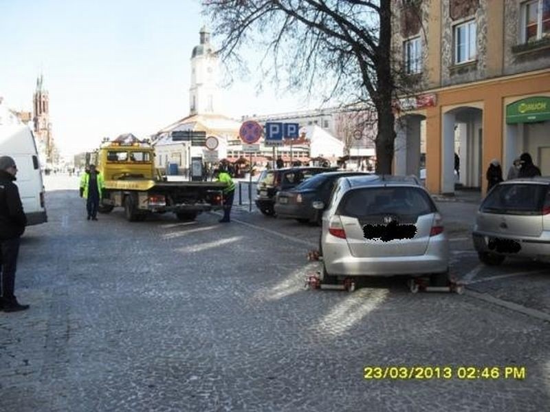 Honda zastawiła miejsce parkingowe przeznaczone dla osób...