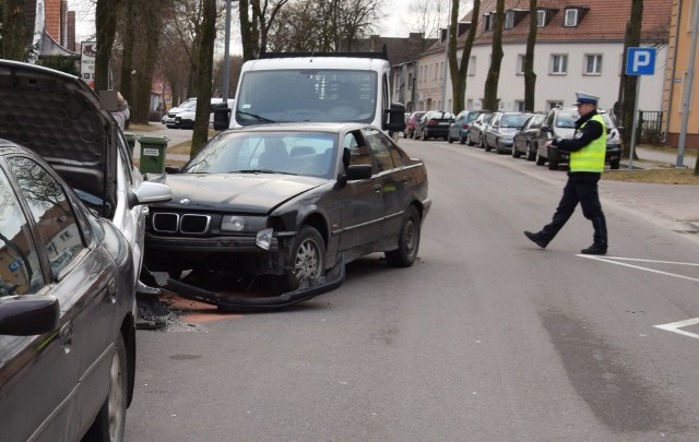 Przyśnięcie kierowcy było najpewniej przyczyną zderzenia trzech pojazdów na ulicy Armii Krajowej w Szczecinku. Do wypadku doszło w czwartek rano na ulicy Armii Krajowej w Szczecinku. Z wstępnych ustaleń wynika, że kierowca BMW usnął i wjechał w zaparkowanego opla, a ten z kolei uderzył w stojącego z przodu forda. Wszystkie pojazdy są uszkodzone, kierowcę BMW karetka zabrała do szpitala. Zobacz także: Szczecinek: kolizja na osiedlu Zachód