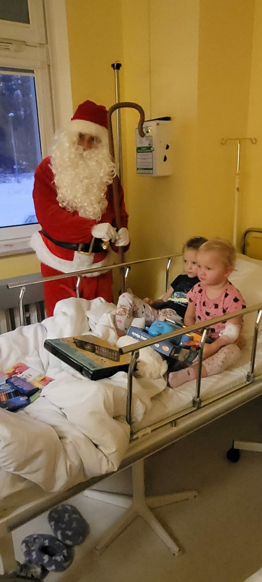 Święty Mikołaj z wizytą u dzieciaków w starachowickim szpitalu. Były uśmiechy maluchów i góra prezentów. Zobacz zdjęcia