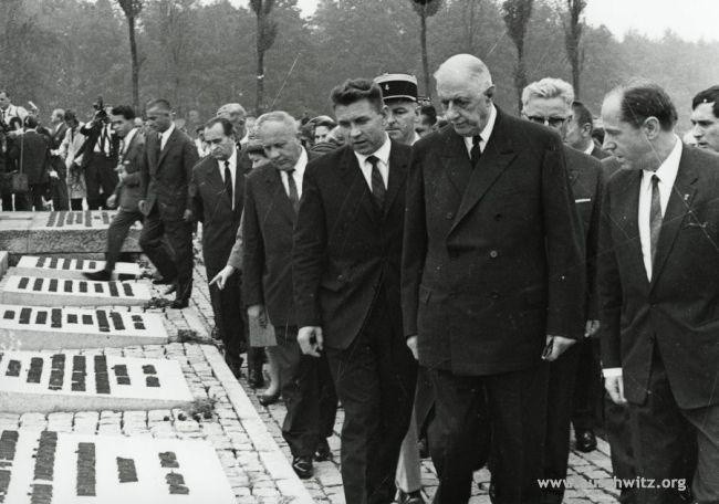 Prezydent Francji Charles de Gaulle przed pomnikiem w...