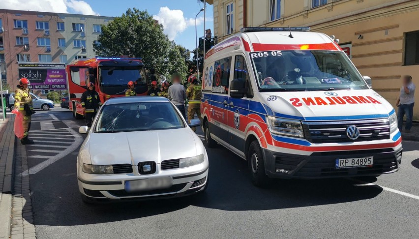 Wypadek w Przemyślu. Na ul. Lelewela kobieta weszła wprost pod koła samochodu [ZDJĘCIA]