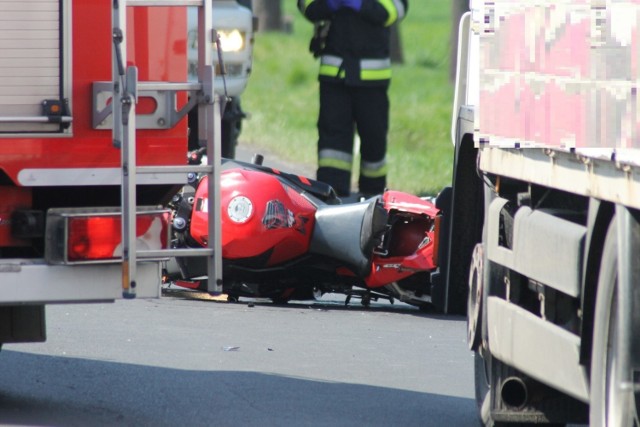 Do śmiertelnego wypadku doszło na drodze krajowej 36 w powiecie krotoszyńskim. Motocyklista zginął na miejscu.