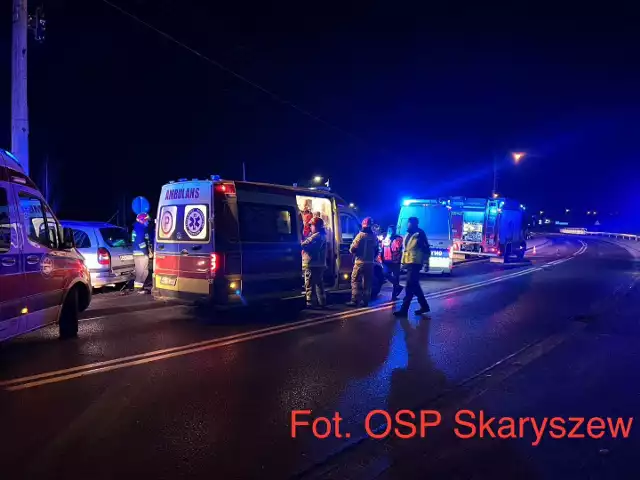 W Skaryszewie samochód uderzył w słup energetyczny. W akcji ratowniczej uczestniczyli strażacy, pogotowie i policja.