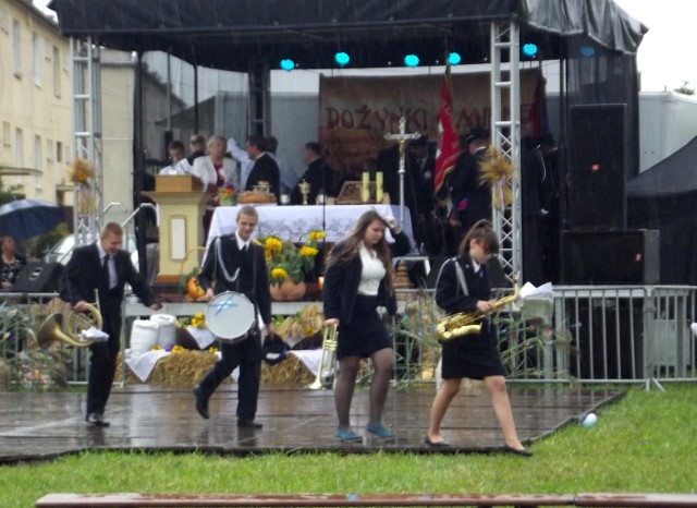 Świętowanie w Sokołowie utrudniał deszcz. Dożynki mimo to odbyły się, a mieszkańcy gminy Golub-Dobrzyń chętnie przybyli