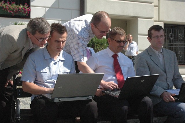 Z darmowego internetu można skorzystać pod ratuszem miejskim, tak jak zaprezentowali to Damian Poźniak, prezydent Jan Zubowski i Marcin Kantorowski.