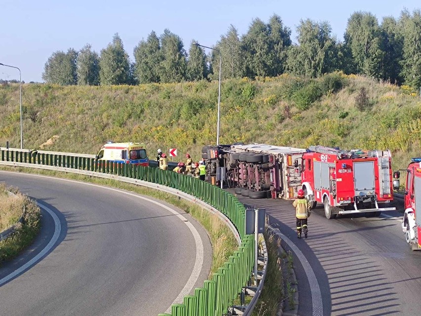 Wypadek na autostradzie A1 w Nowosolnej. Jabłka wysypały się na jezdnię... ZDJĘCIA