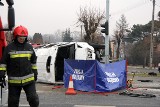 Wypadek auta służby więziennej w Głownie. Nie żyje strażnik, pięć osób rannych [ZDJĘCIA+FILM]