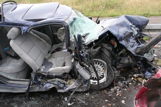 Wypadek w Bytomiu na al. Jana Nowaka-Jeziorańskiego: Bytomscy śledczy wyjaśniają okoliczności niedzielnego wypadku, do którego doszło na al. Jana Nowaka Jeziorańskiego w Bytomiu. W wyniku czołowego zderzenia bmw i forda, rannych zostało 7 osób.